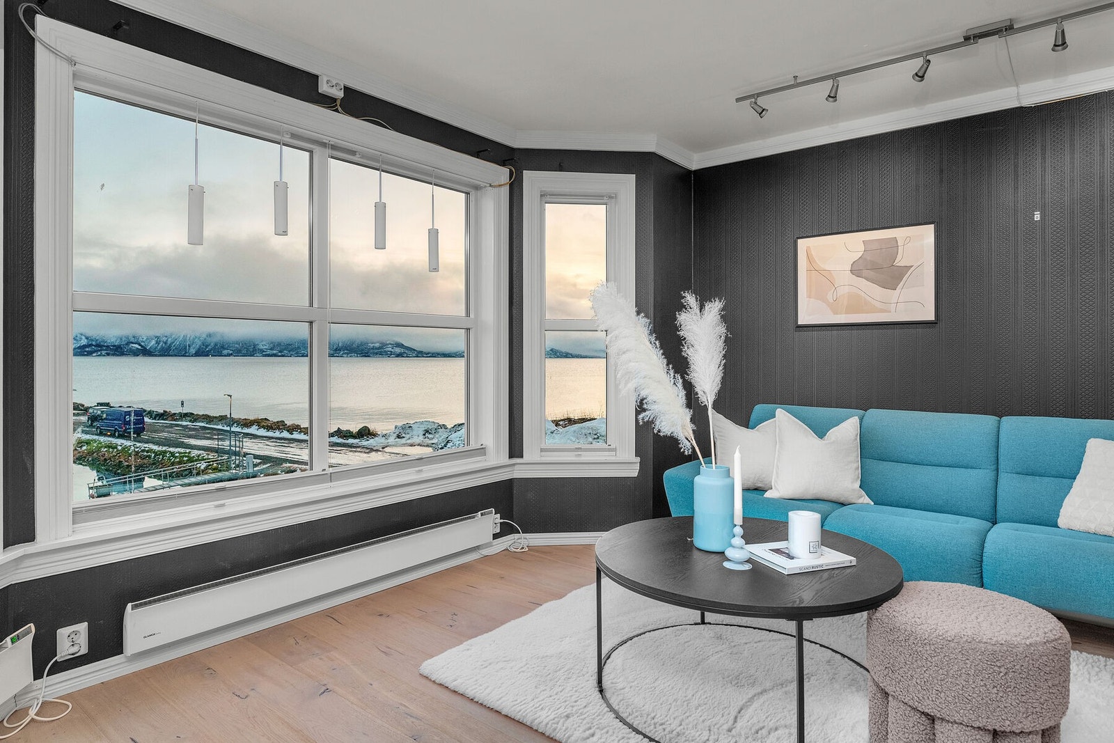 Fra leiligheten kan du nyte flott utsikt over Sortlandssundet og fjellrekkene, samt gode solforhold. Galleribilde