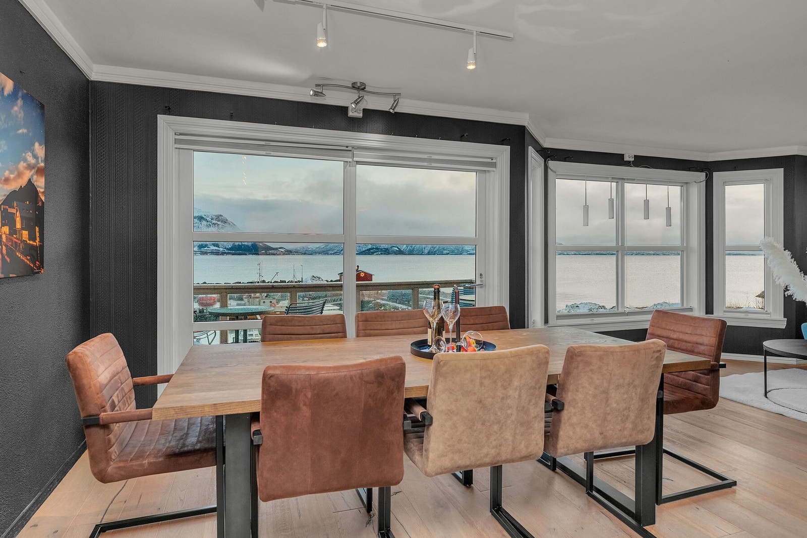 Stuen har god plass til flere sosiale soner, som en spisestue hvor både hverdags- og festmåltider nytes i takt med utsikten. Galleribilde