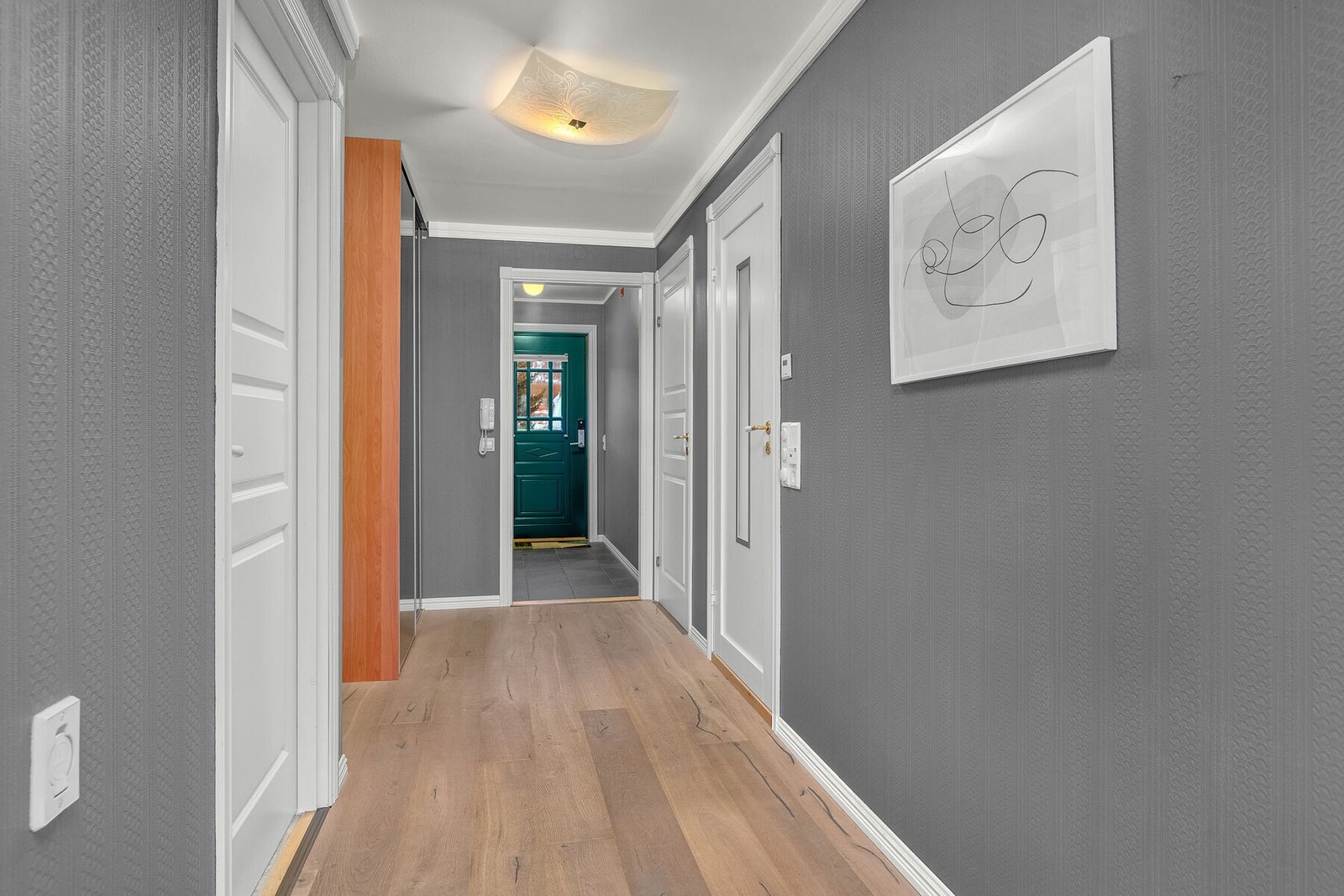 Gang med skyvedørsgarderobe. Galleribilde