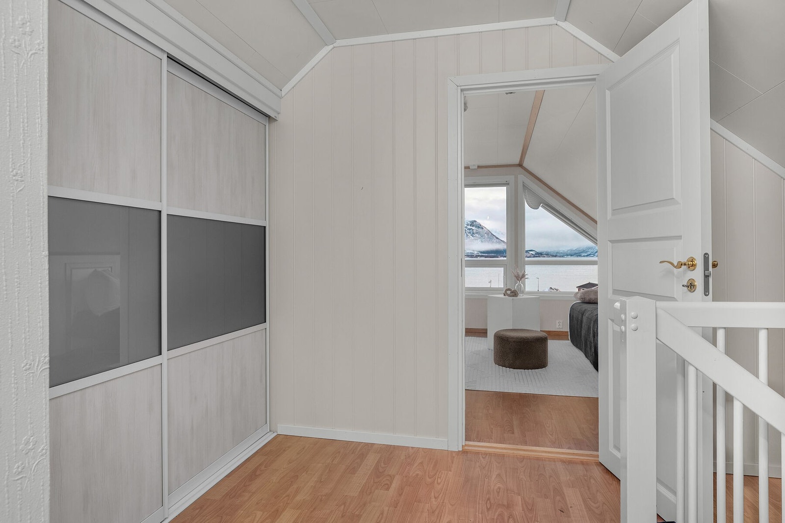 Gang i loftsetasjen med skyvedørsgarderobe. Fra gangen er det adkomst til loftstue, ytterligere et soverom, toalettrom og en bod. Galleribilde