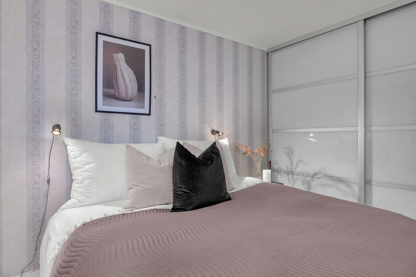 Hovedsoverommet er innredet med skyvedørsgarderobe. Galleribilde