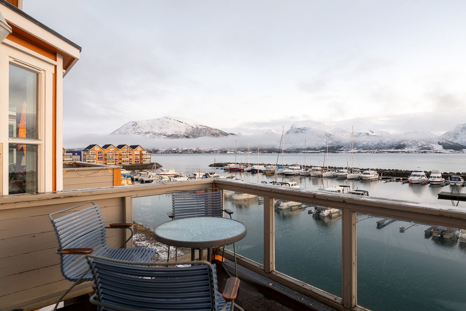 Fra stuen er det utgang til en sørøst-vendt terrasse med gode sol- og utsiktsforhold. Galleribilde