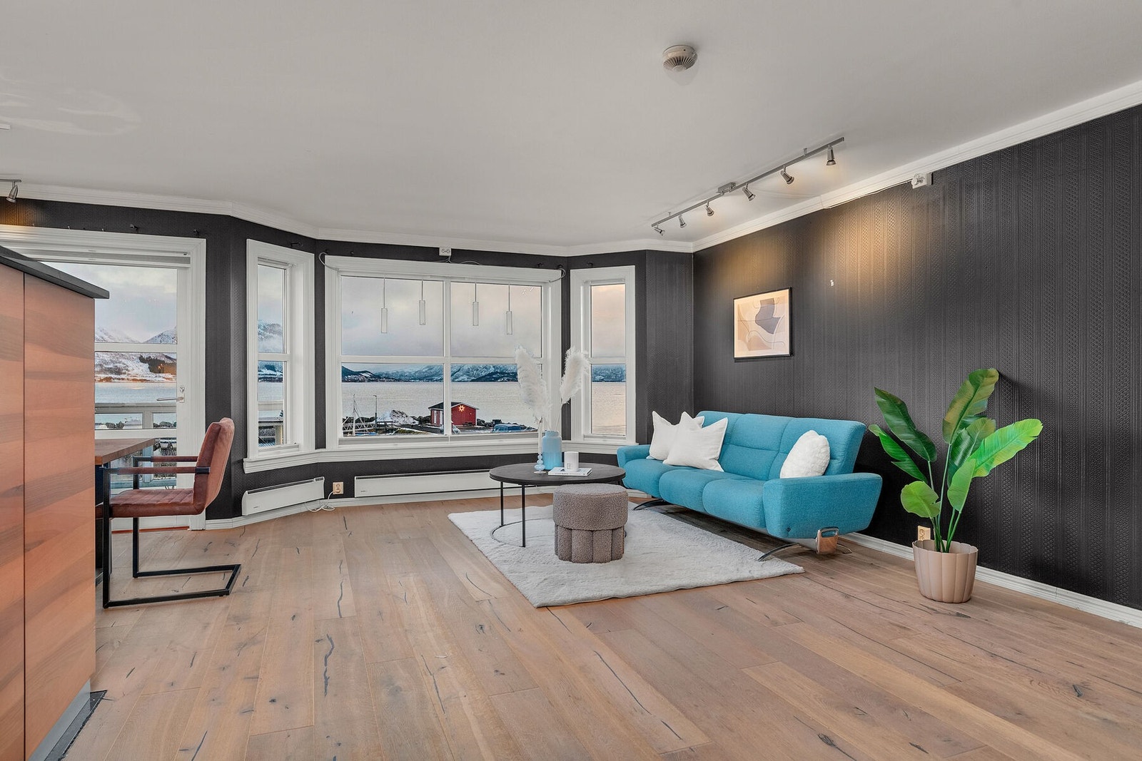 Stuen har store vindusflater som slipper inn rikelig med dagslys, i tillegg til å gi pent utsyn. Herfra er det direkte utgang til terrasse. Galleribilde