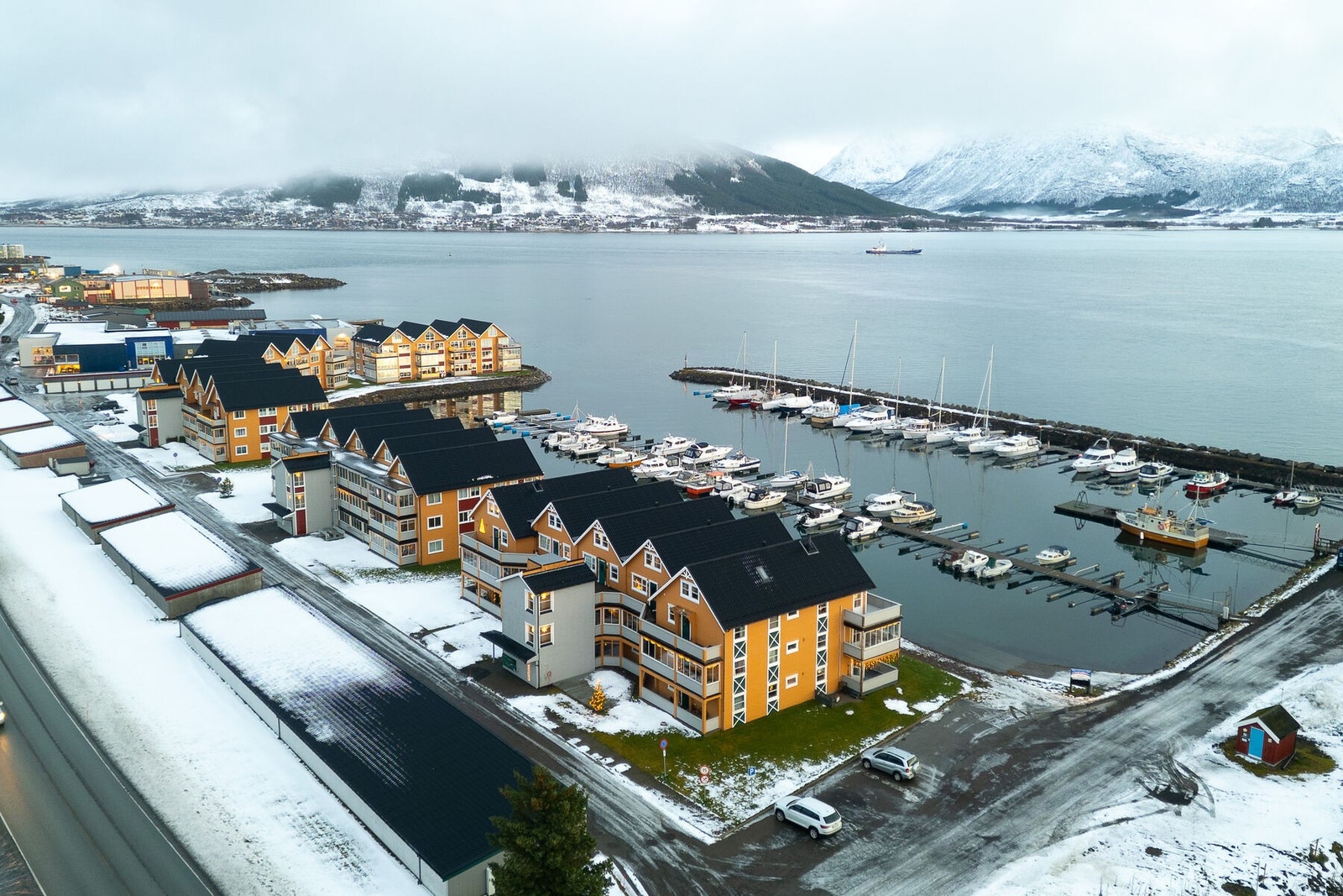 Her bor du i et rolig og etablert område med småbåthavna som nærmeste nabo og lett tilgang til sjø, turområder og naturskjønne omgivelser. Galleribilde
