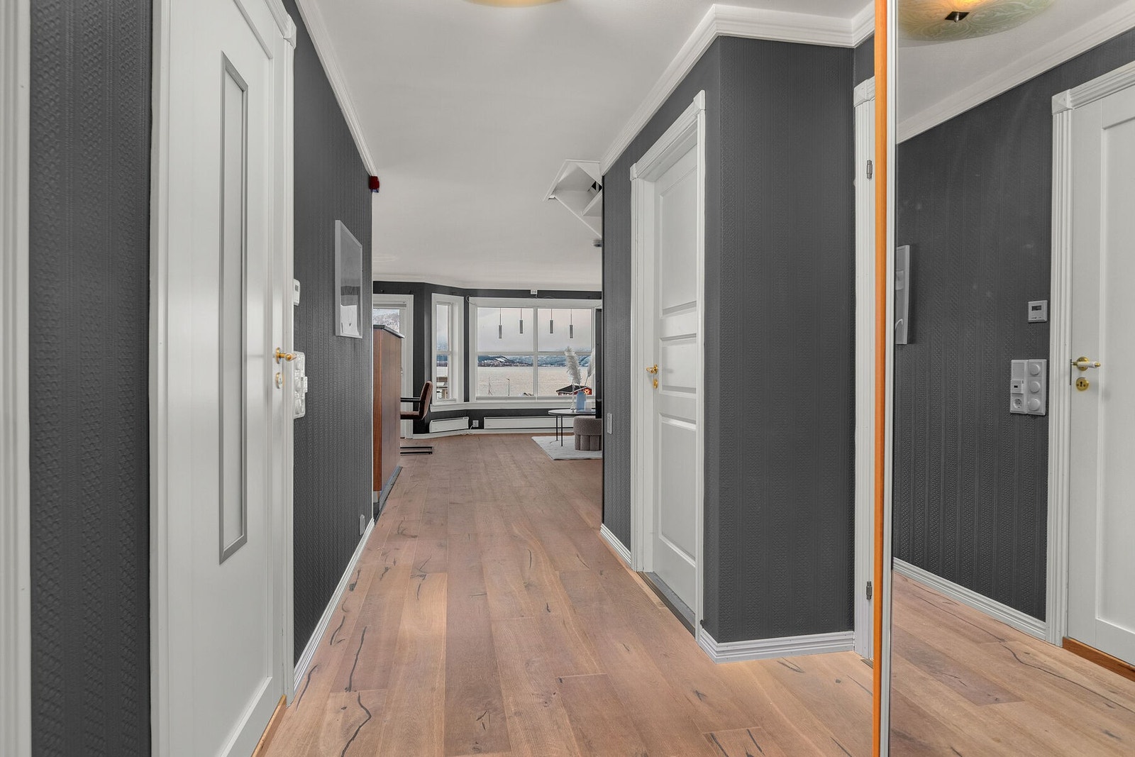 Gangen leder videre inn til stuen. Galleribilde