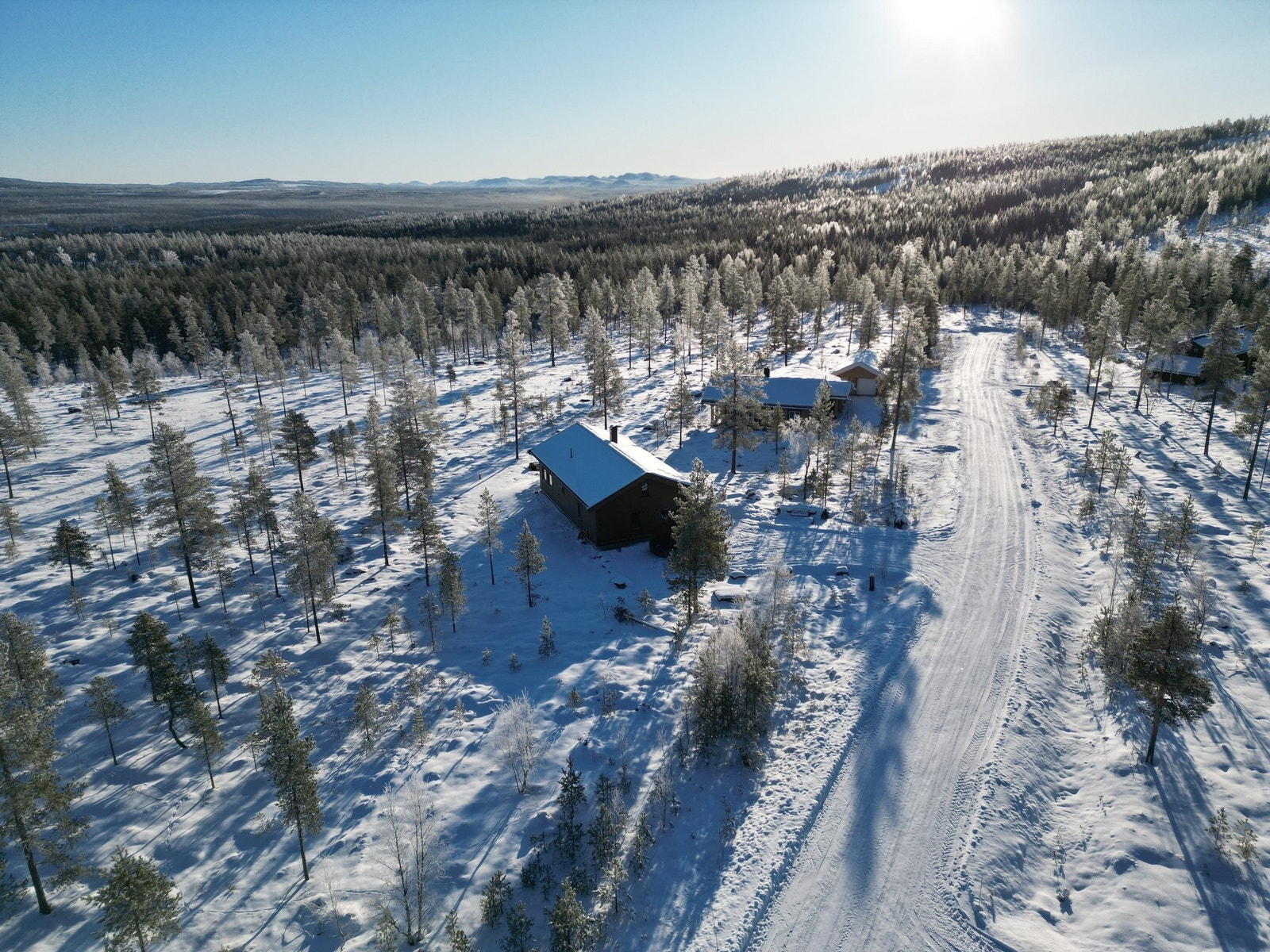Fantastiske solforhold med utsikt mot de Svenske fjellene. Galleribilde