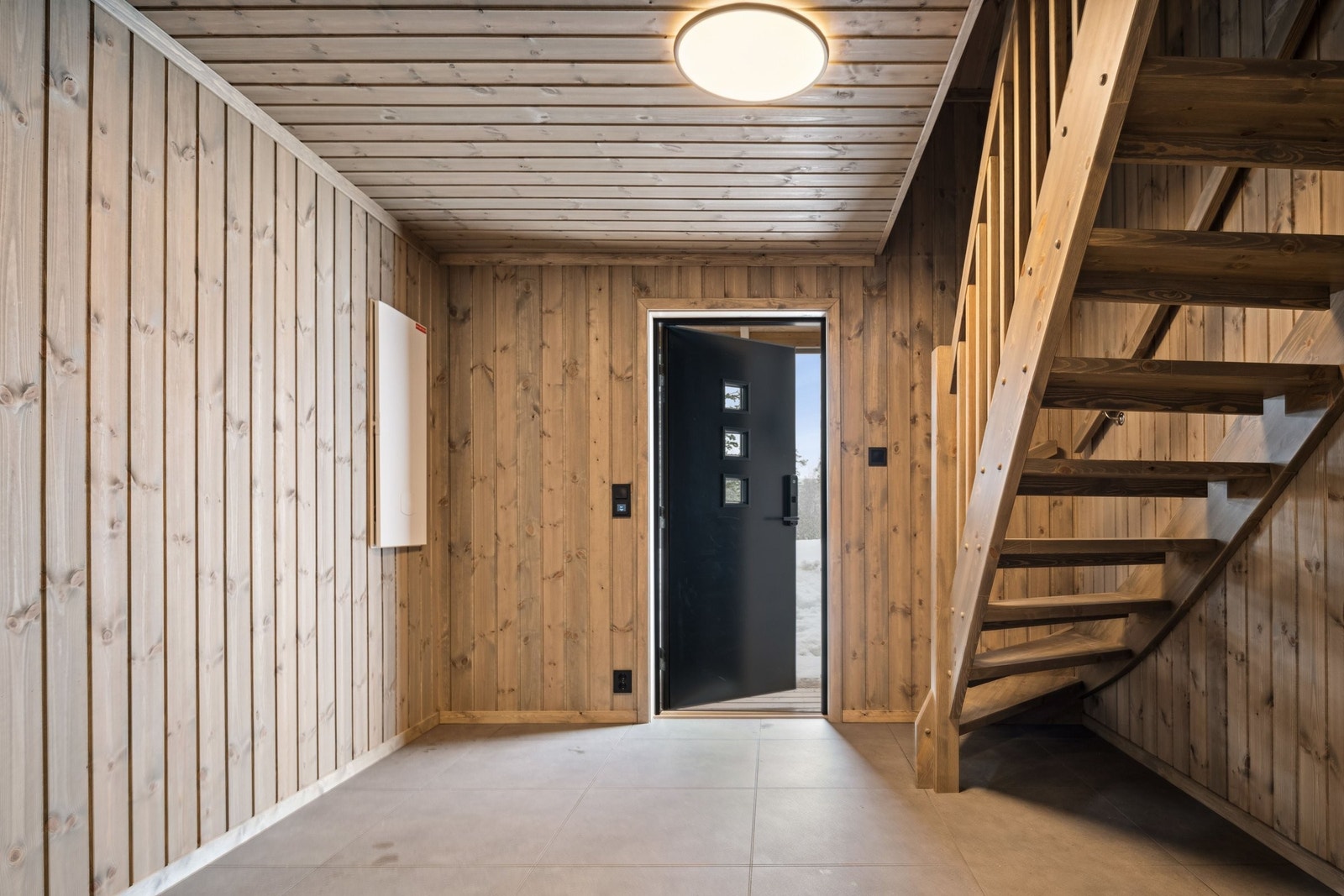 Stor entre med plass til garderobe og trapp opp til loftet. Galleribilde