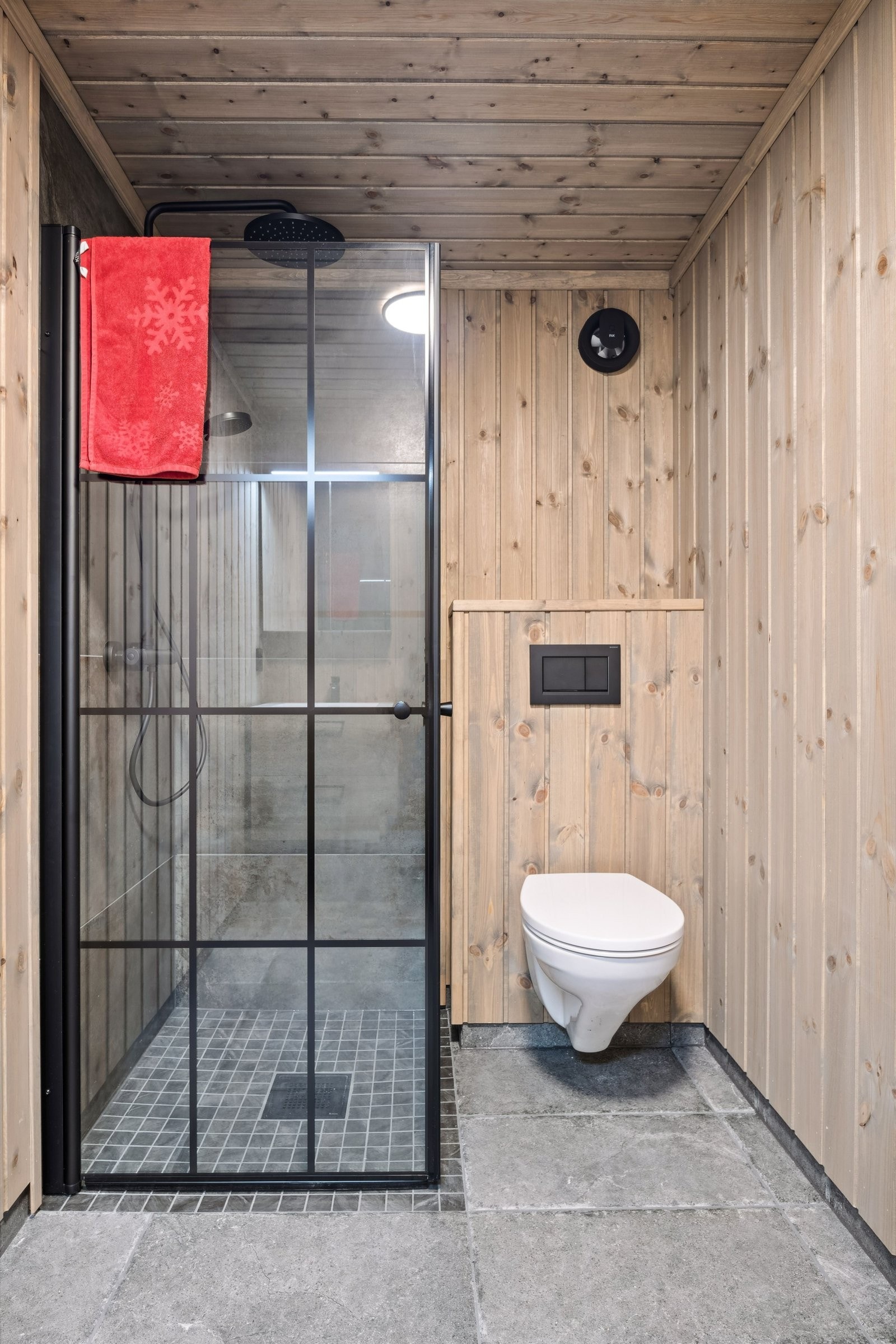 Moderne og store fliser i dusjhjørnet Galleribilde