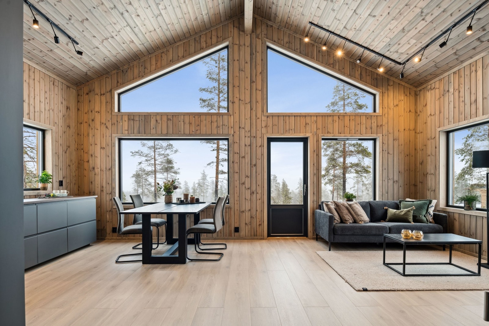 Drømmer du om en nyoppført og lekker kvalitetshytte på en stor tomt ? Velkommen til Trysil-Bjønnbekkmora 129! Galleribilde