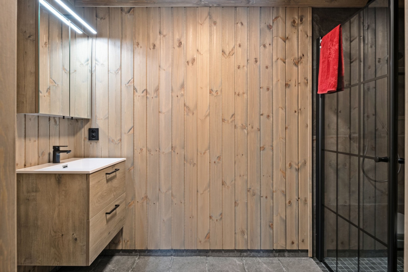 Bad 2 med servant, dusjhjørne og vegghengt WC. Her er det også opplegg for vaske/tørkemaskin. Galleribilde