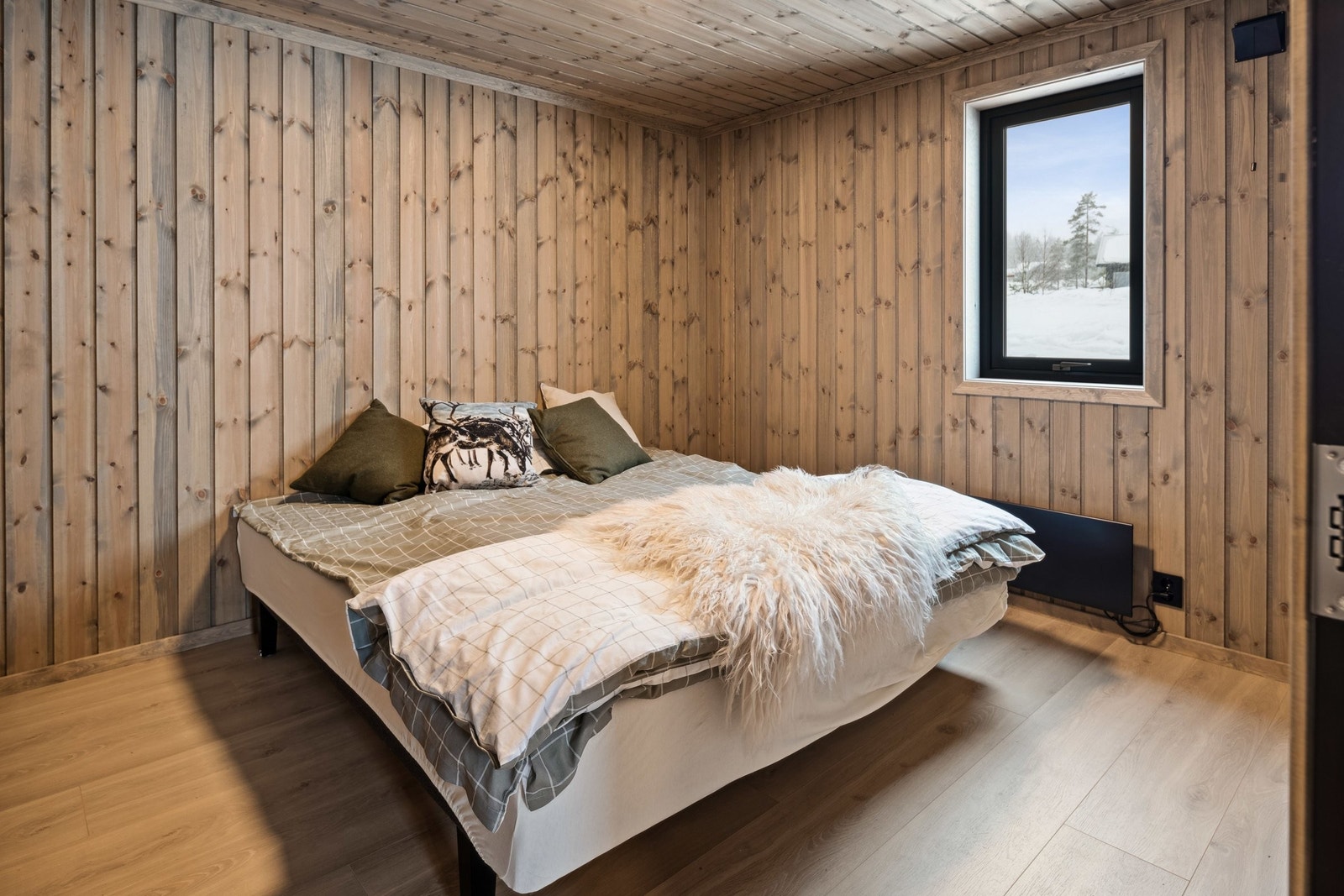 Soverom 1 med med plass til garderobe og nattbord og direkte adkomst til Bad 2. Galleribilde