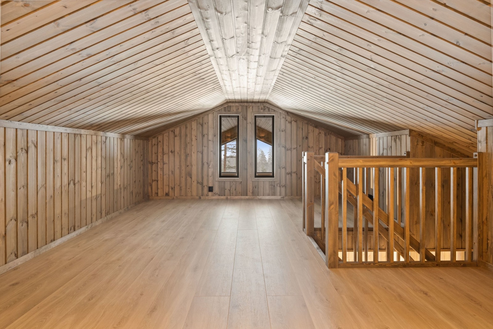 Hems/loft med mange muligheter og utsikt mot stue/kjøkken. Kanskje en TV-stue eller et gaming-rom? Galleribilde