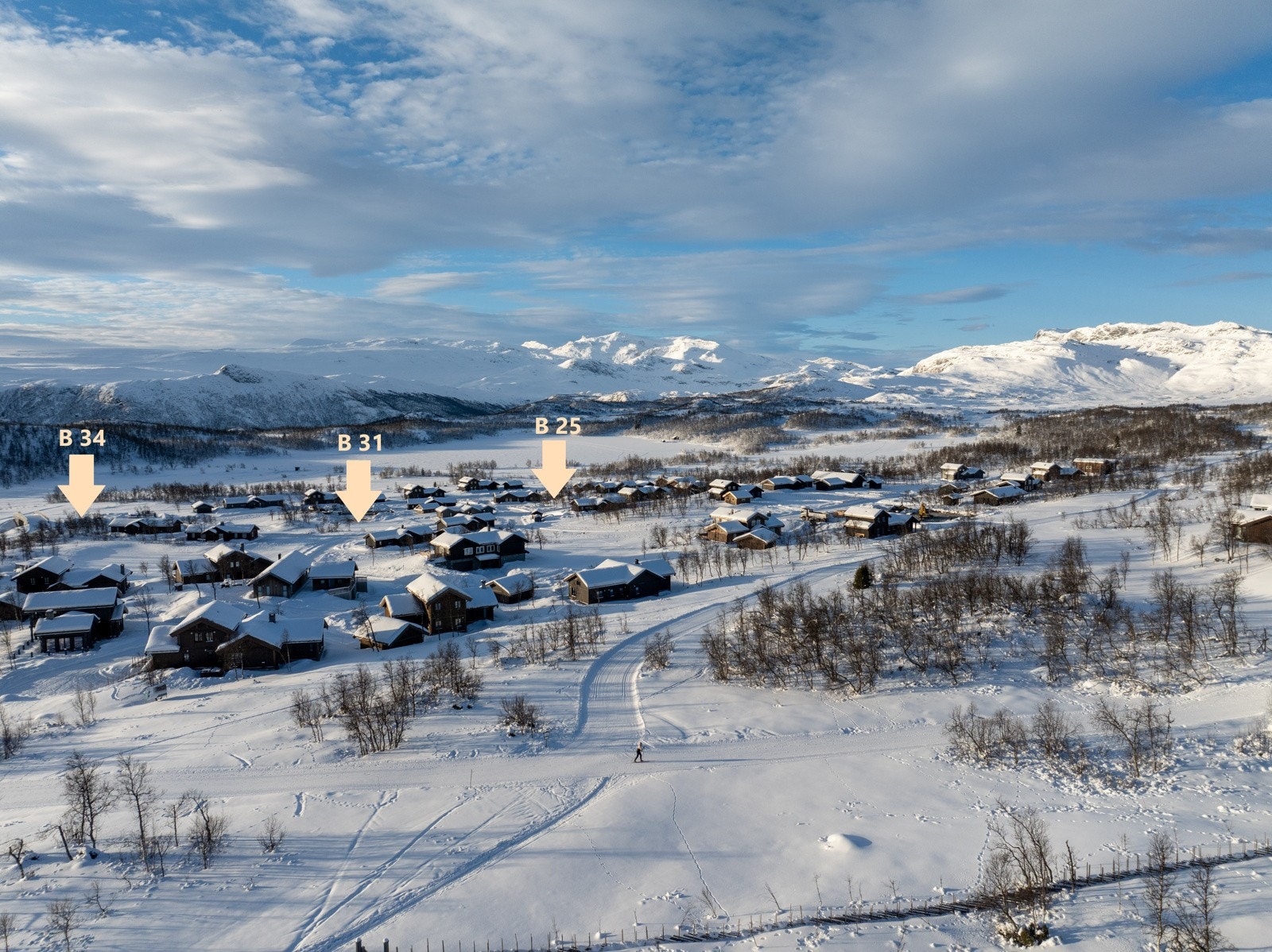 Sørre Garli er et ettertraktet hytteområde på Beitostølen. Vi har kun 2 tomter igjen for salg! Pilene viser ca. tomteplassering. Galleribilde