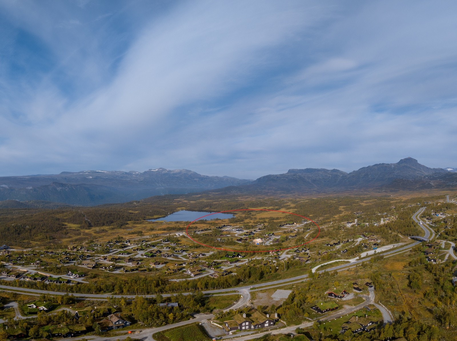 Tomtefeltet er grovt markert i den røde sirkelen. Tomtene ligger sydvestvendt i lett skrånende terreng med fantastisk utsikt mot fjellene og umiddelbar nærhet til skiløype. Galleribilde