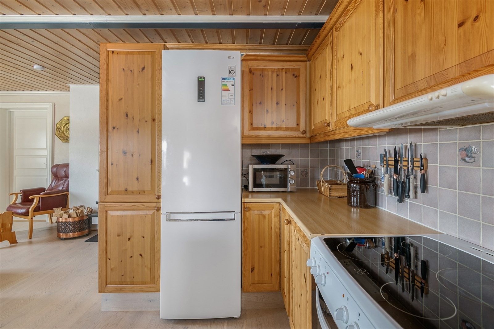 Kjøkkenet har plass og opplegg for frittstående hvitevarer Galleribilde