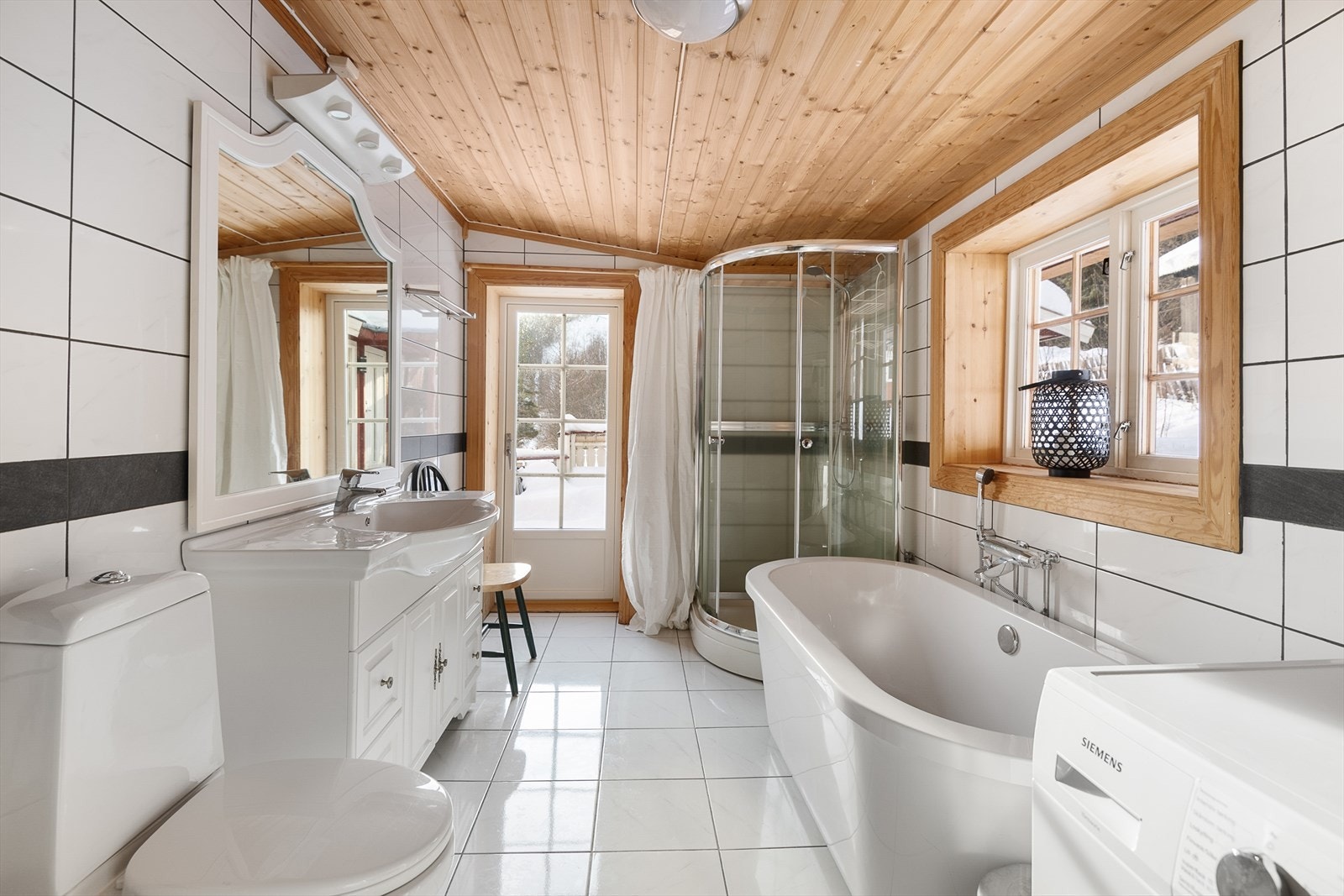 Fra badet er det utgang til terrasse mot anneks hvor det blant annet er badstue Galleribilde