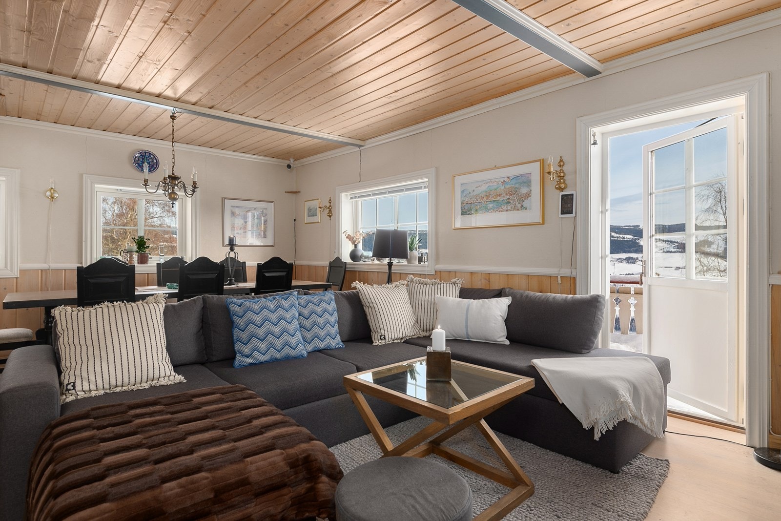 Det er fra stuen utgang til større terrasse med gode sol- og utsiktsforhold Galleribilde