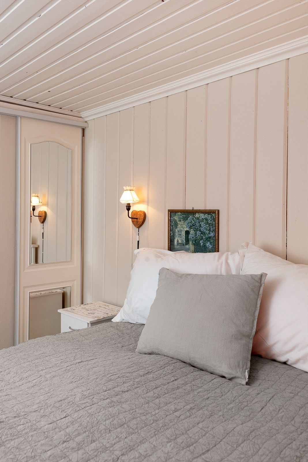 Her er det god plass til dobbeltseng med tilhørende møblement Galleribilde