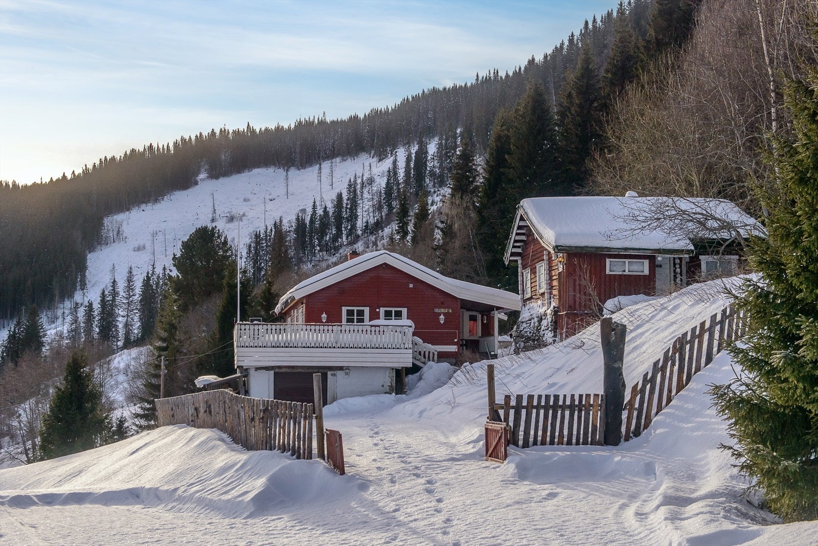 Eiendommen ligger flott og usjenert til Galleribilde