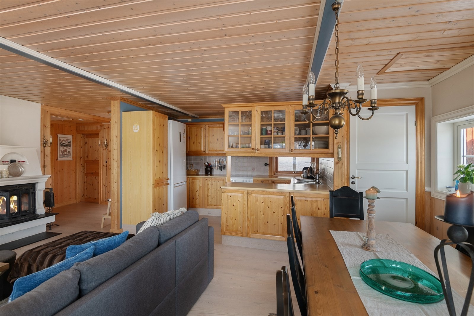 Kjøkkenet ligger i åpen løsning mot stuen Galleribilde