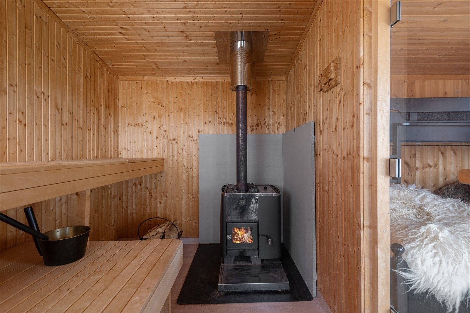I annekset er det romslig badstue med vedfyrt ovn Galleribilde