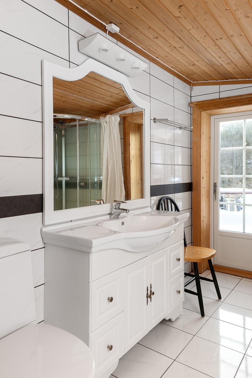 Badet har romslig baderomsinnredning, dusjkabinett og opplegg for vaskemaskin Galleribilde