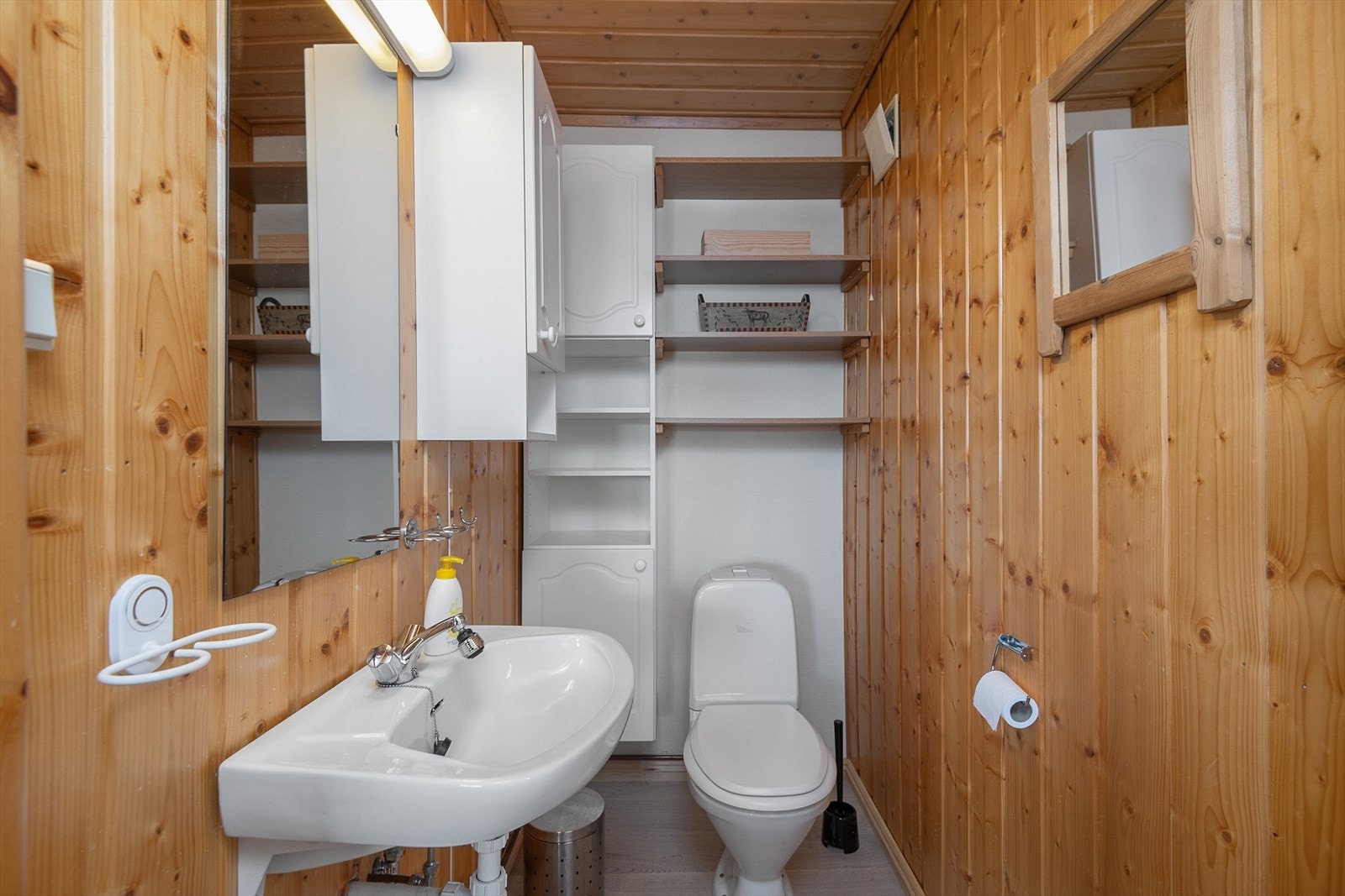 Praktisk separat toalettrom med adkomst fra stuen Galleribilde