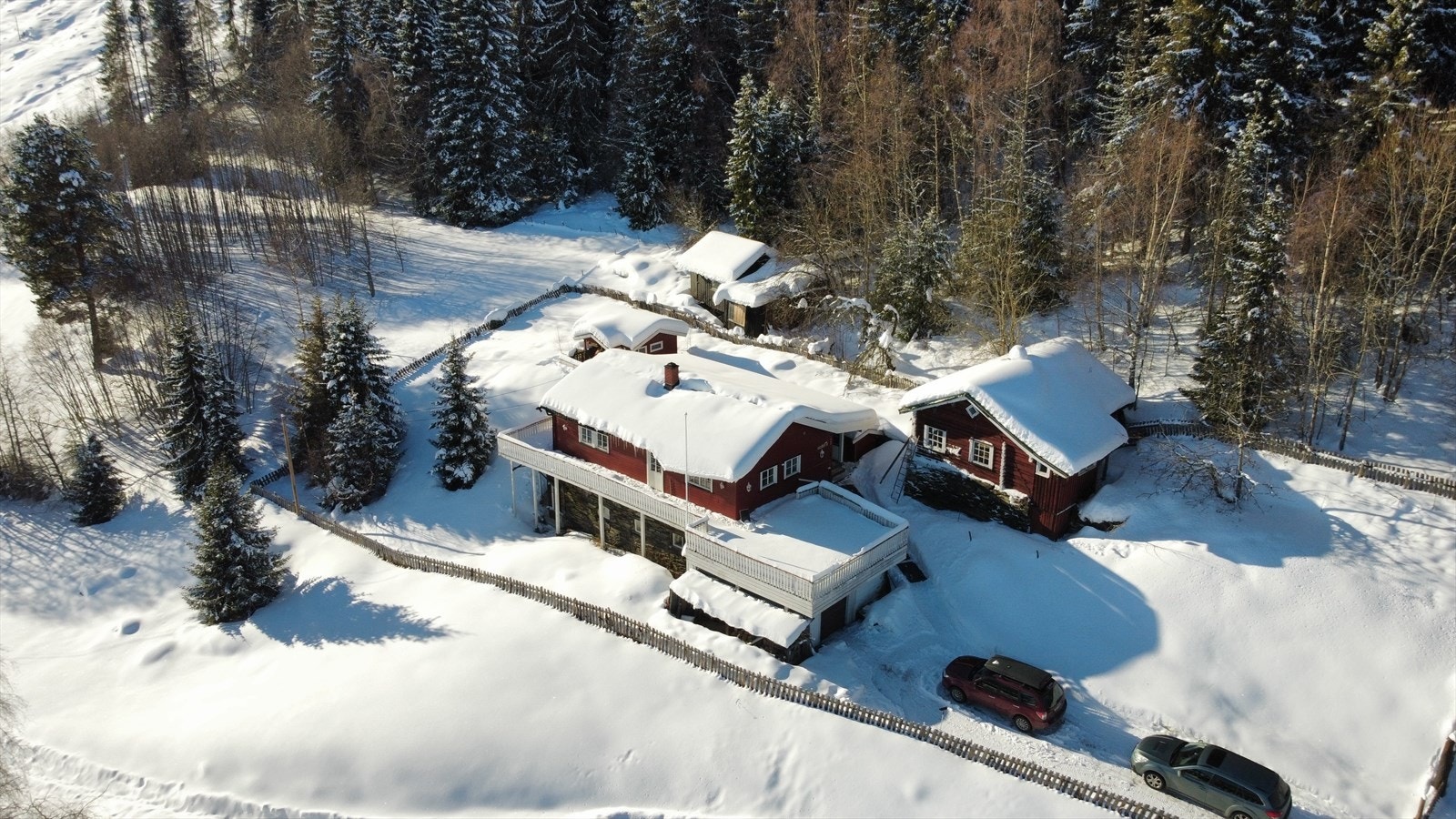 Tunet er inngjerdet, og det er gode parkeringsmuligheter Galleribilde