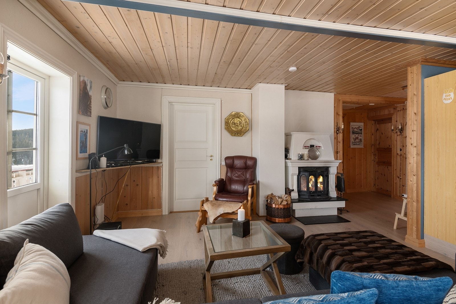 Fra stuen er det adkomst til ett av to soverom Galleribilde