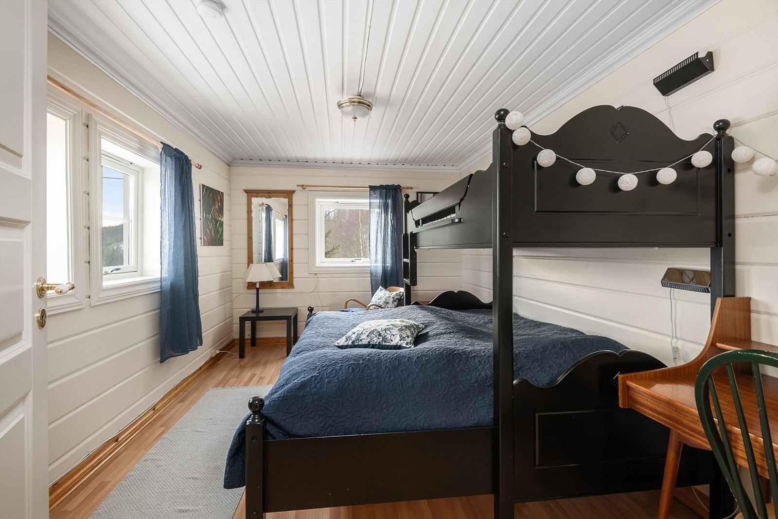 Lyst og koselig soverom med store vinduer. God plass til seng og nattbord. Galleribilde