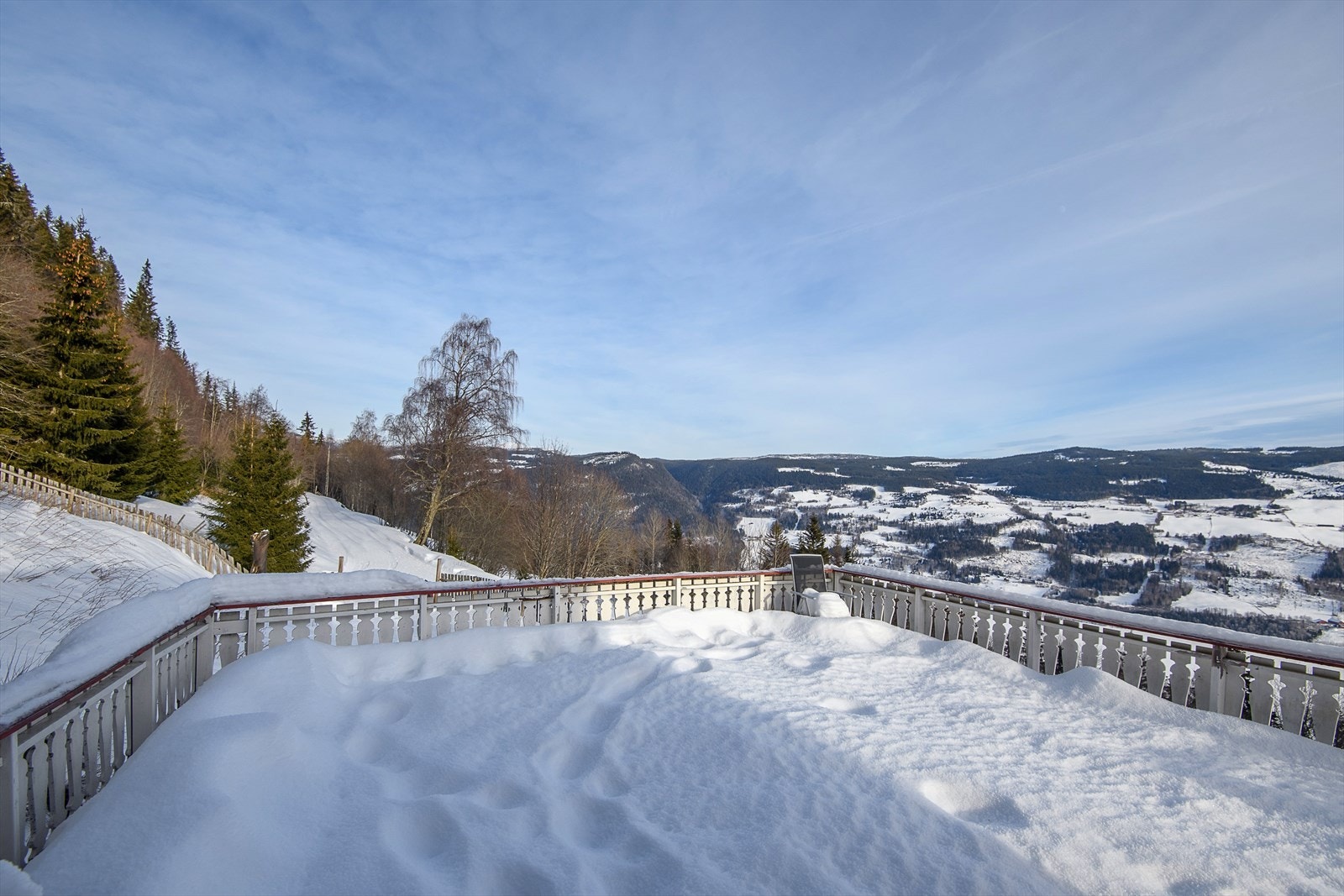 Stor terrasse med vakker utsikt og lite innsyn Galleribilde