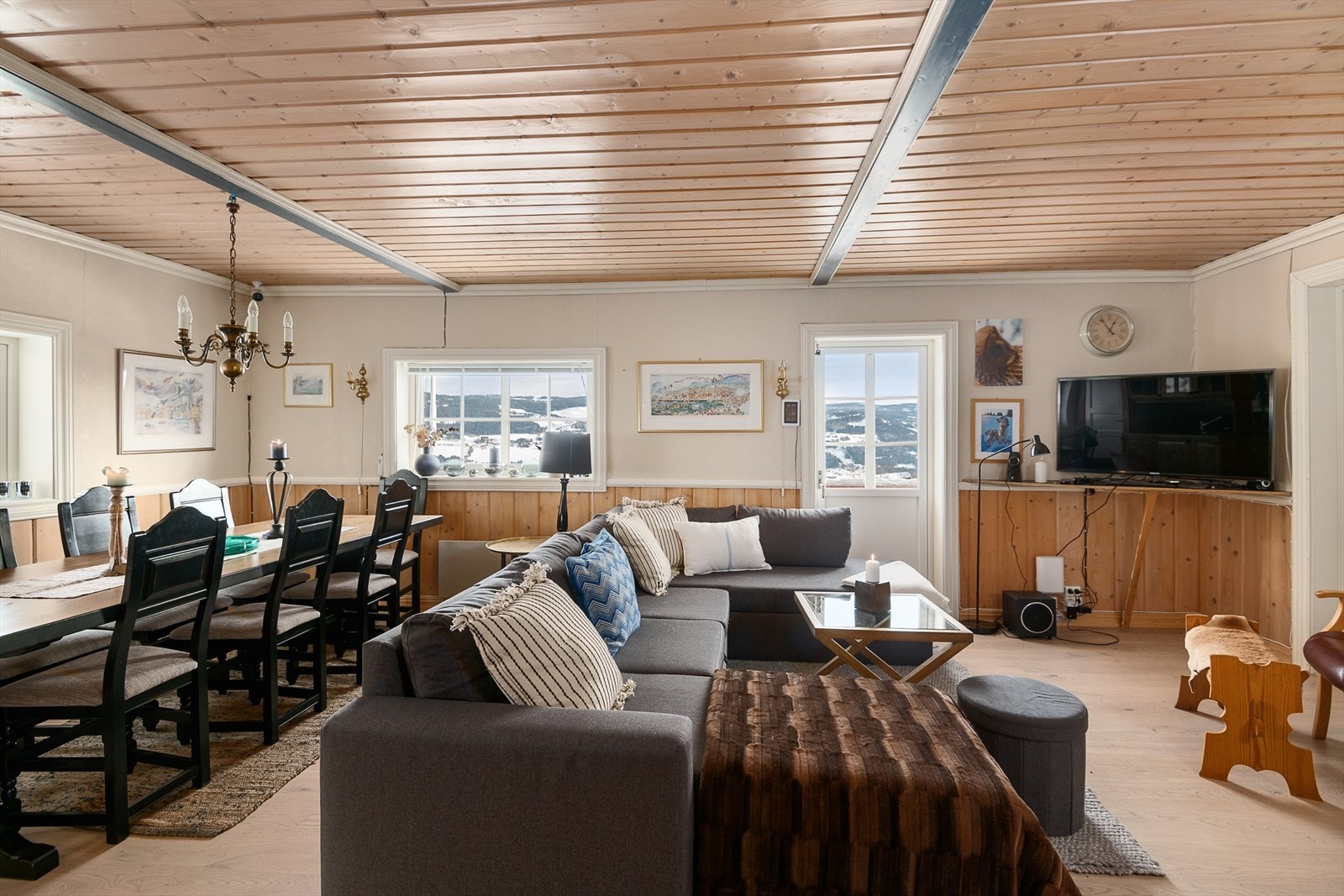 I stuen er det god plass til både større sofagruppe og spisemøblement Galleribilde