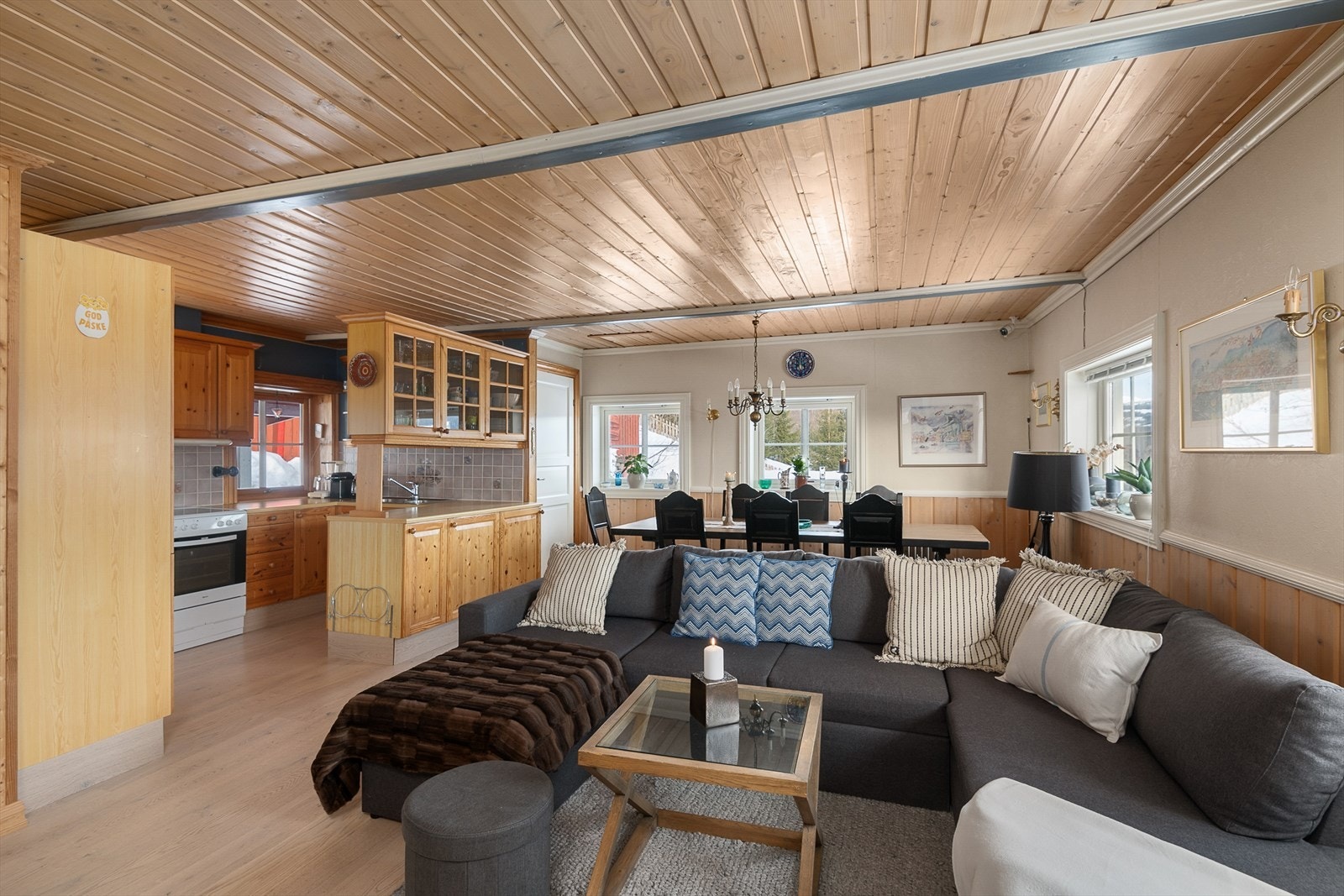 Lys og romslig stue med åpen kjøkkenløsning. Perfekt for sosiale sammenkomster og familiehygge i naturskjønne omgivelser. Galleribilde