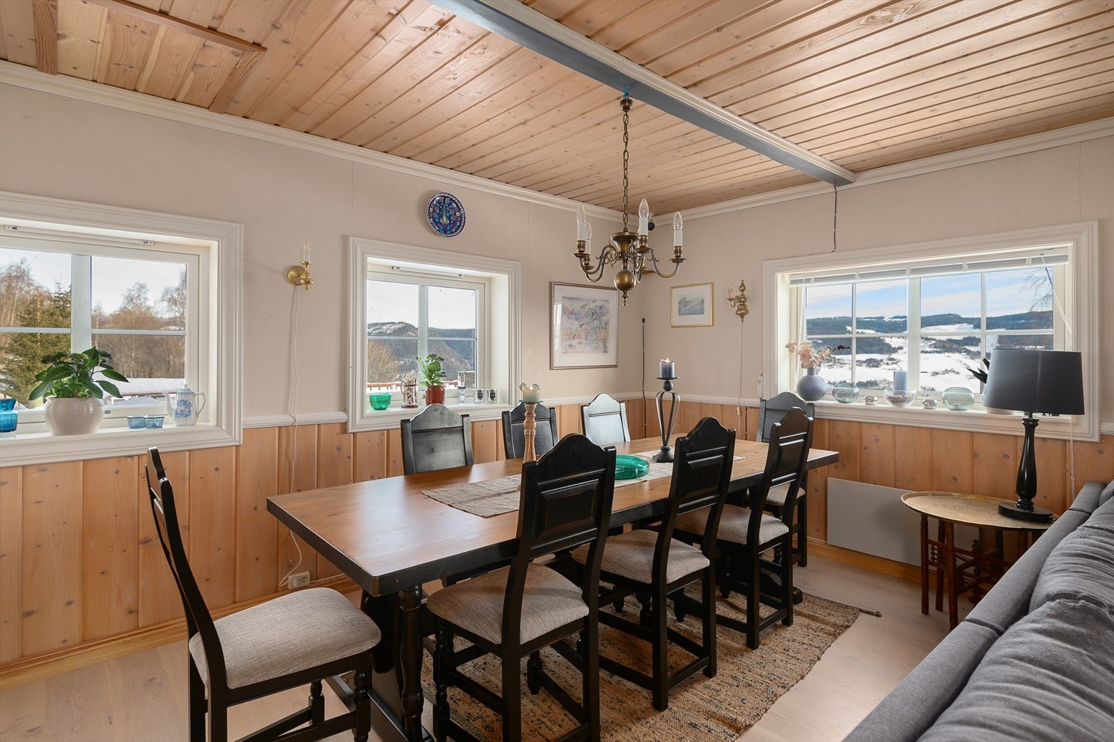 Romslig spisegruppe i direkte tilknytning kjøkkenet Galleribilde