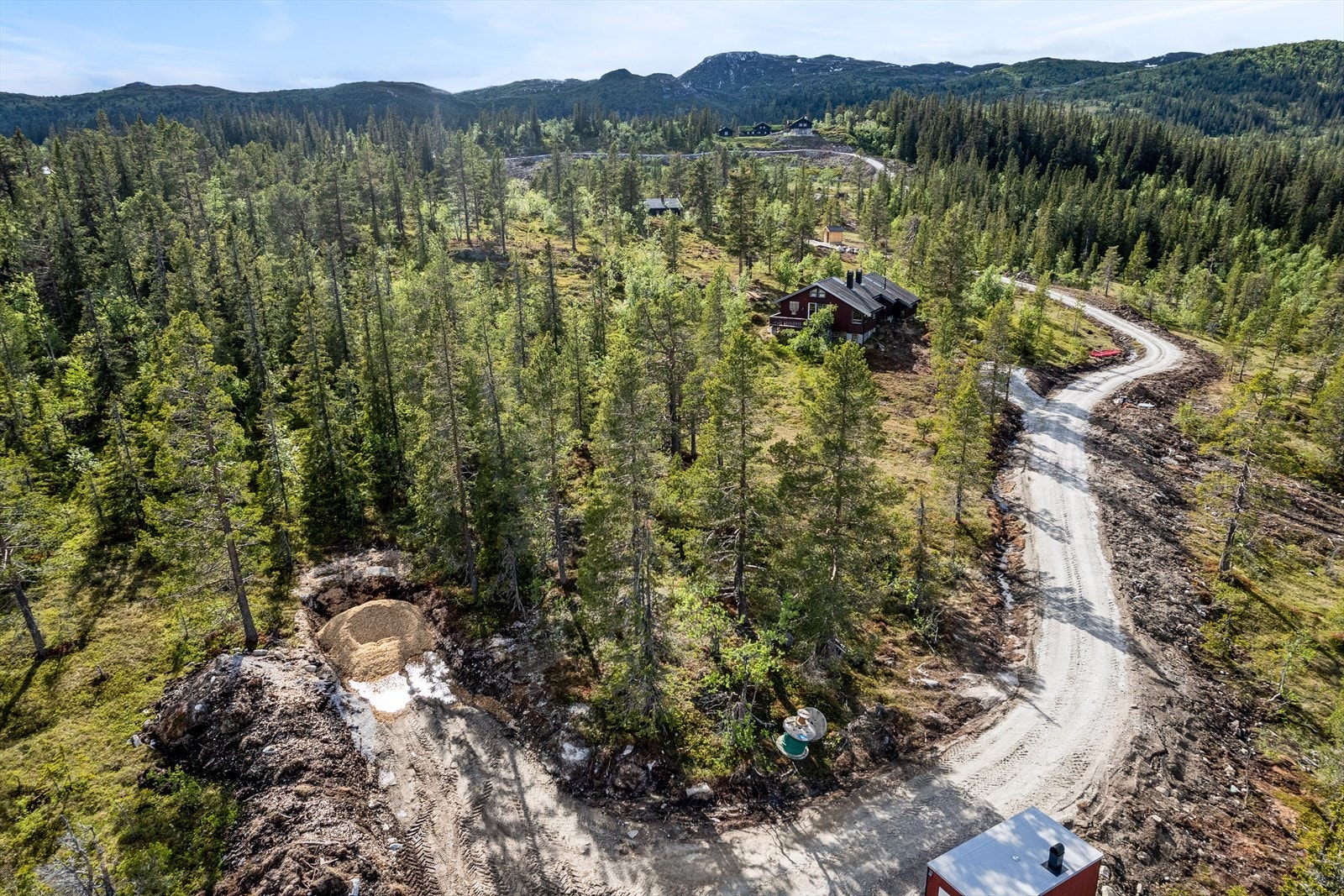 Hyttetomta ligger i solrike omgivelser med skiløypenettet i nærområde. Galleribilde