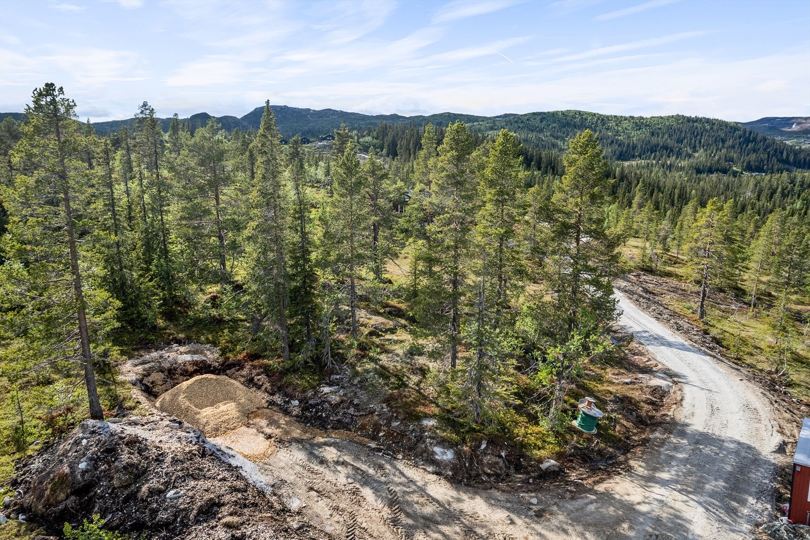 Hyttetomta ligger i attraktive Vegglifjell i flotte naturomgivelser. Galleribilde