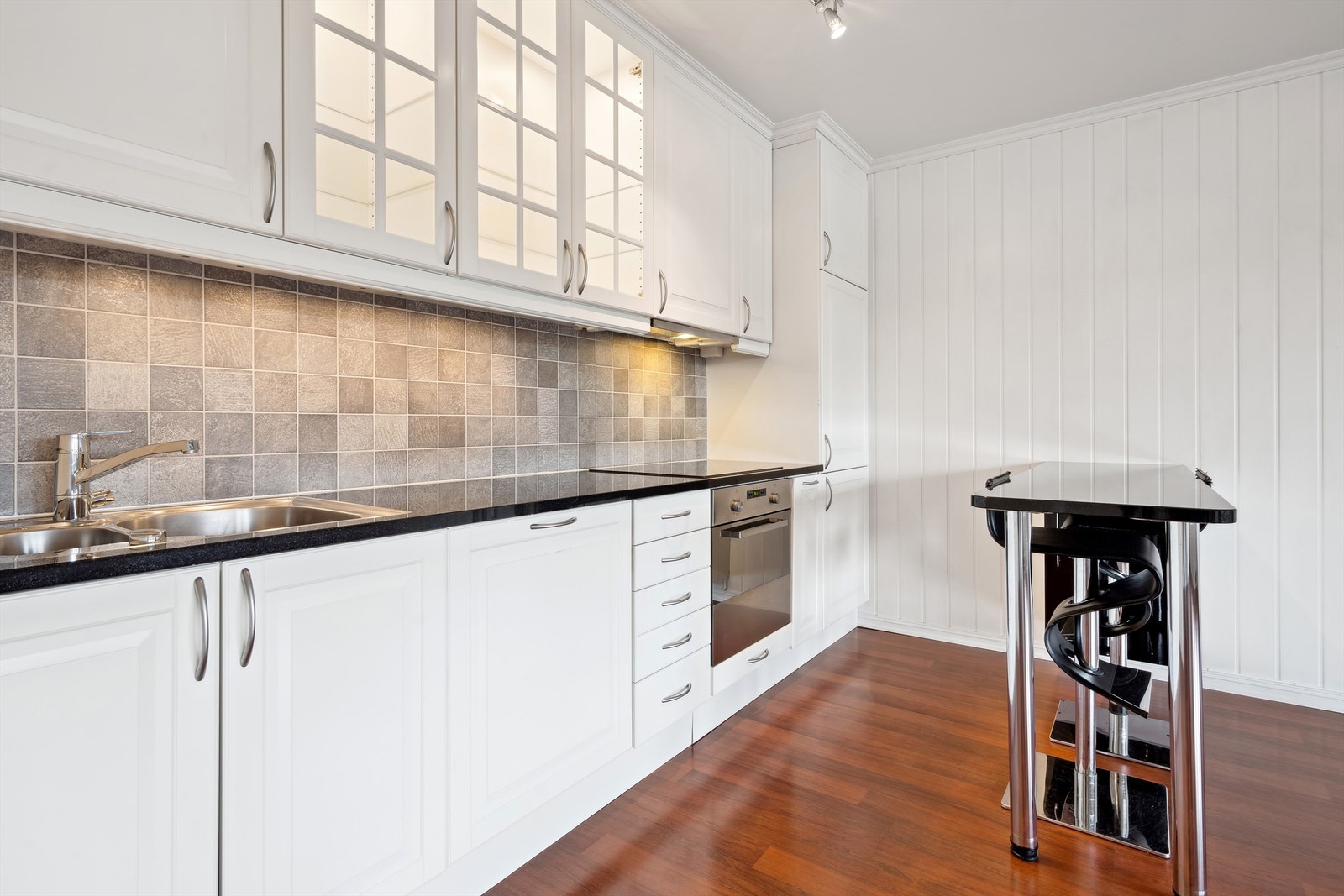 Integrerte hvitevarer består av oppvaskmaskin, komfyr med nedfelt keramisk platetopp, kjøleskap og fryser Galleribilde