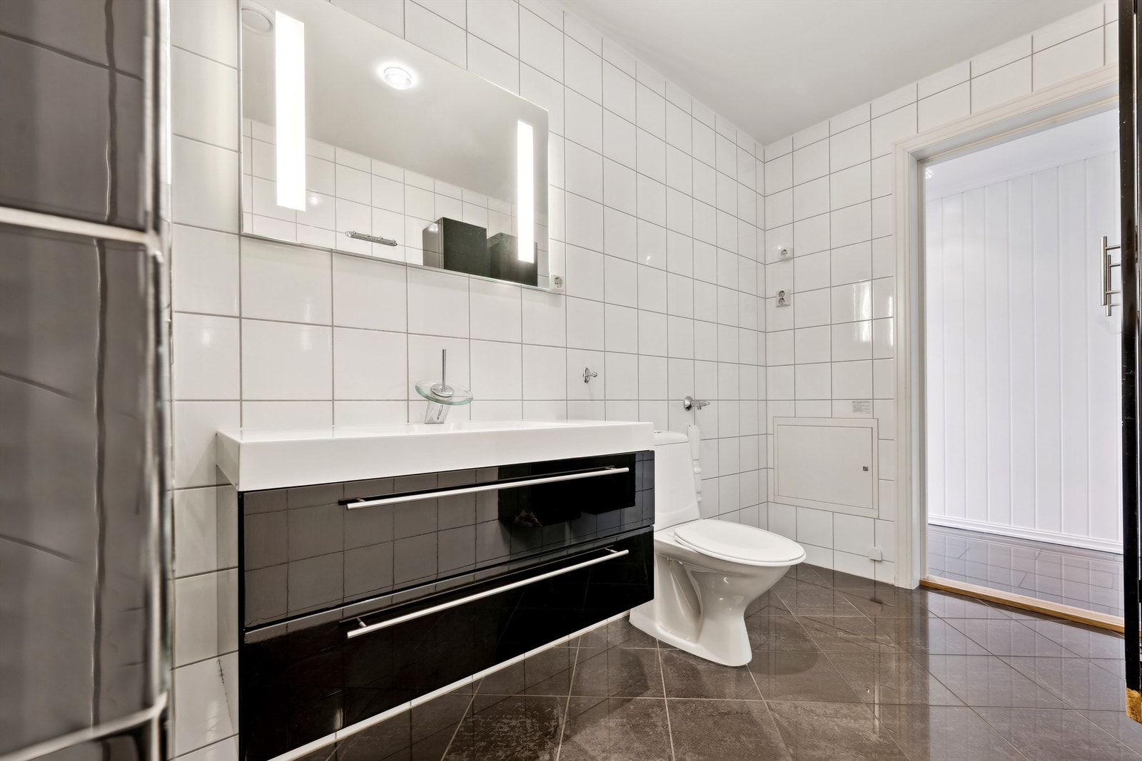 Rommet har opplegg for vaskemaskin og tørketrommel samt mekanisk avtrekk Galleribilde