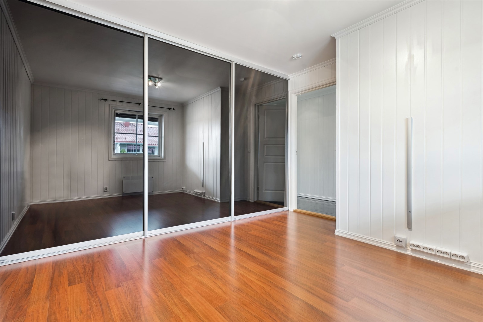 Stor skyvedørsgarderobe med sort glass Galleribilde