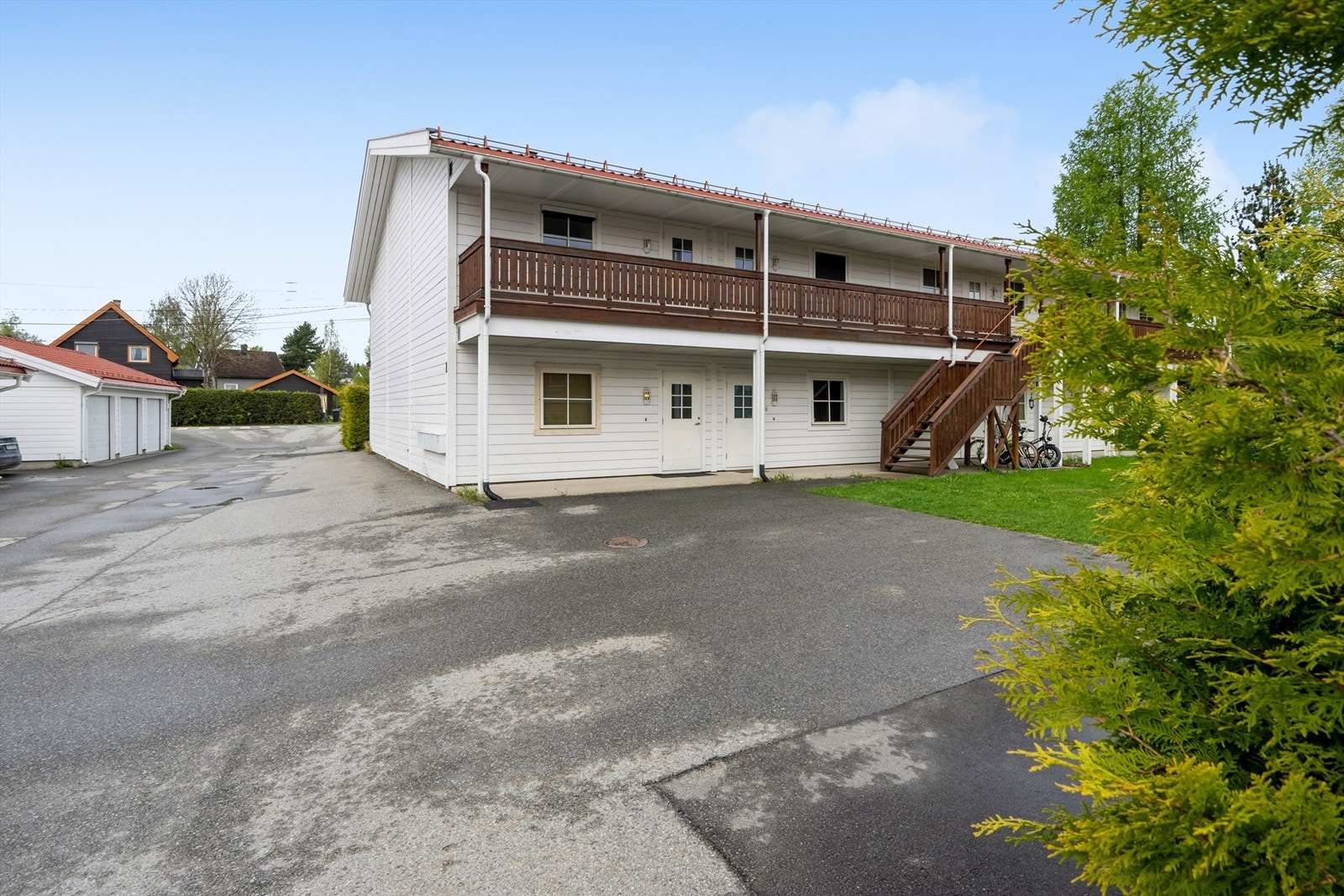 Leiligheten disponerer 1 parkeringsplass i felles garasjerekke Galleribilde