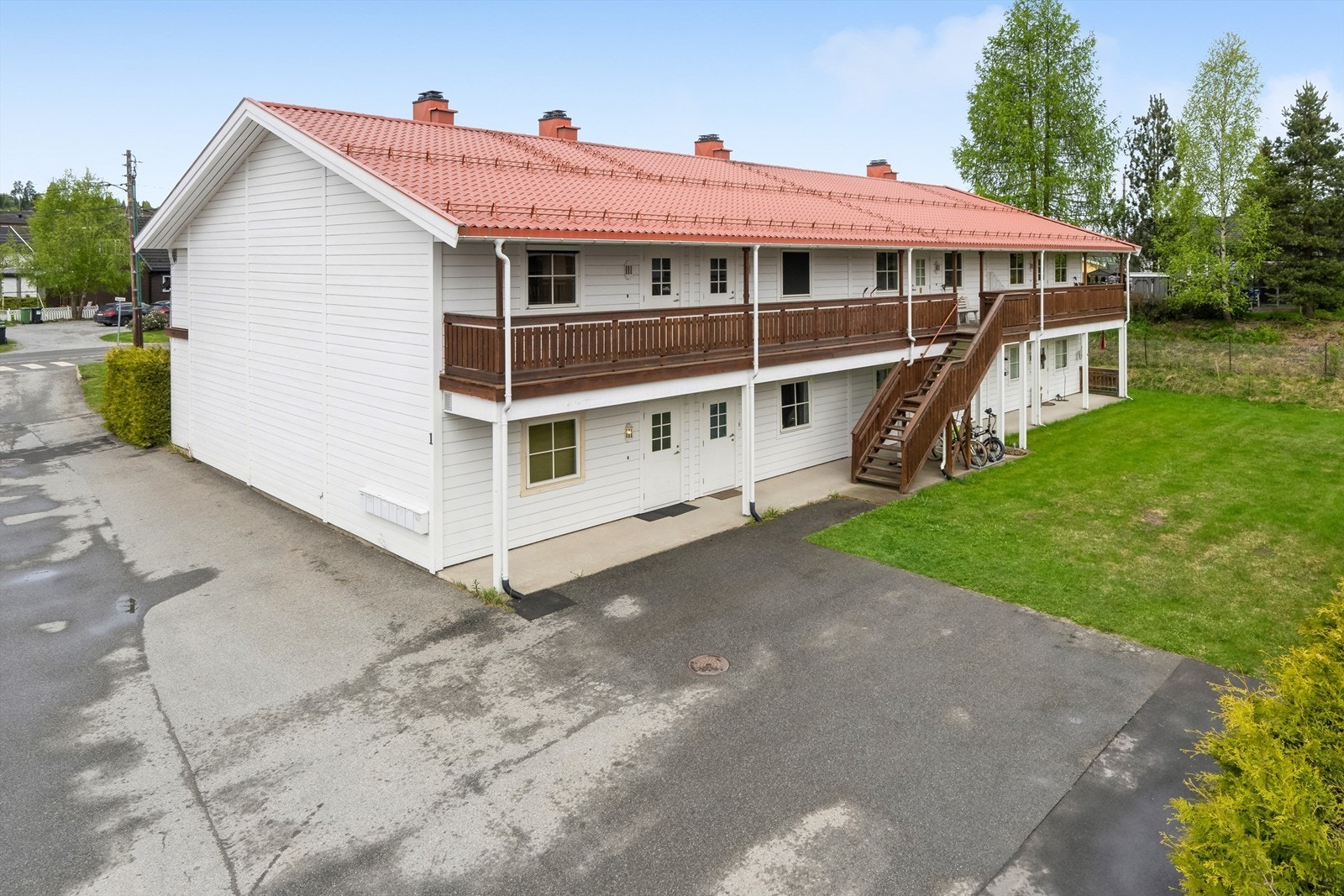 Leiligheten ligger praktisk til i enden med trappeadkomst og overbygd inngangsparti Galleribilde