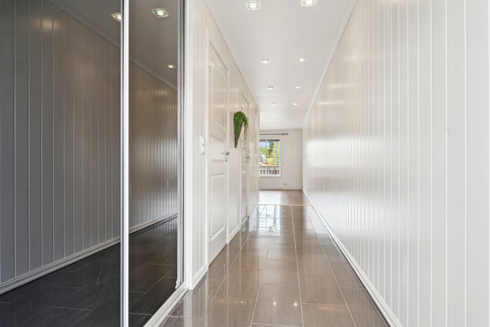 Flott skyvedørsgarderobe som byr på godt med oppbevaringsplass Galleribilde