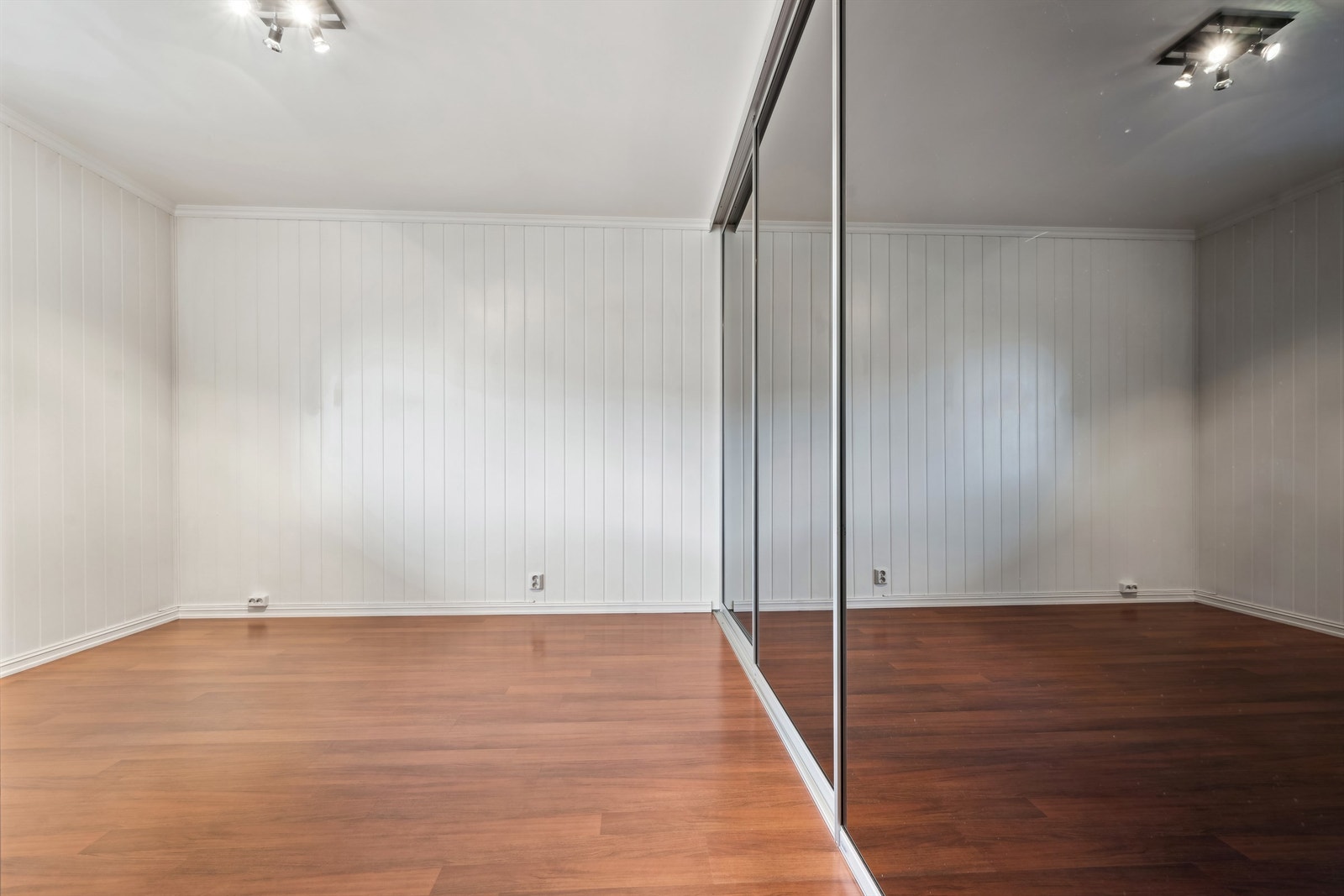 Romslig skyvedørsgarderobe med god oppbevaringsplass Galleribilde