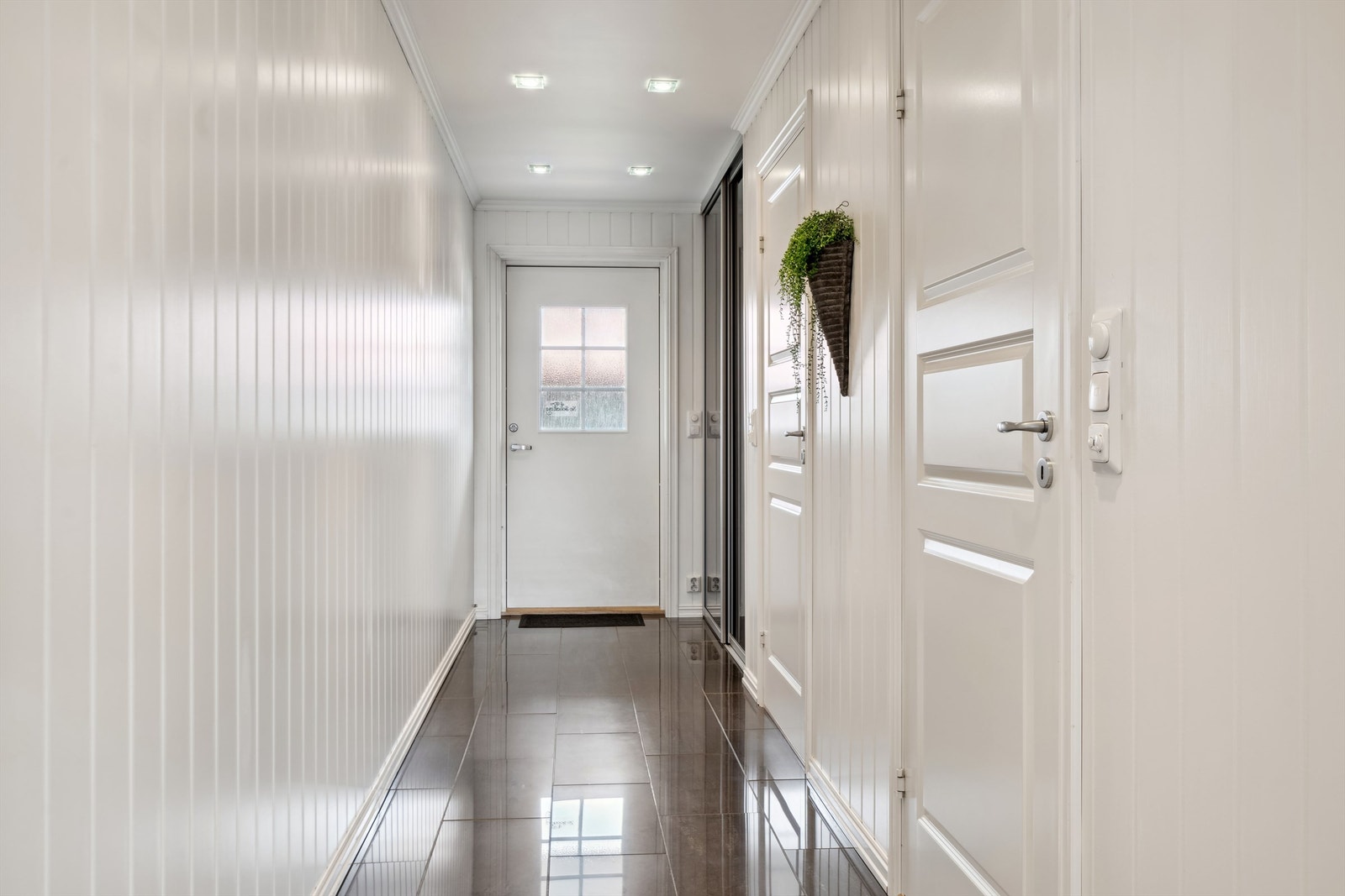 Velkommen inn i lys entré med flislagte gulv med varme Galleribilde