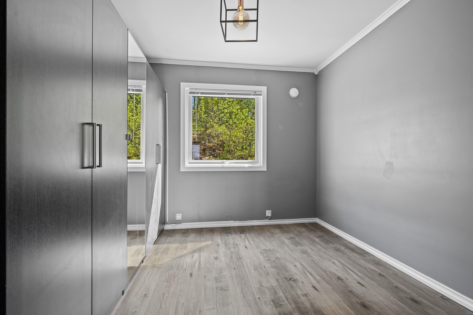 Soverom med laminatgulv og slette vegger. Galleribilde