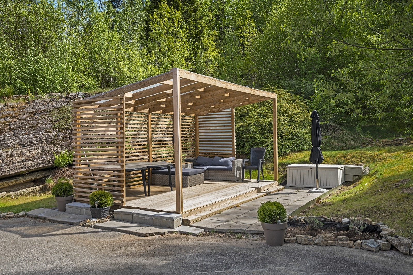 Borettslaget har bygget en hyggelig sittesone ute med pergola i trivelige omgivelser. Galleribilde