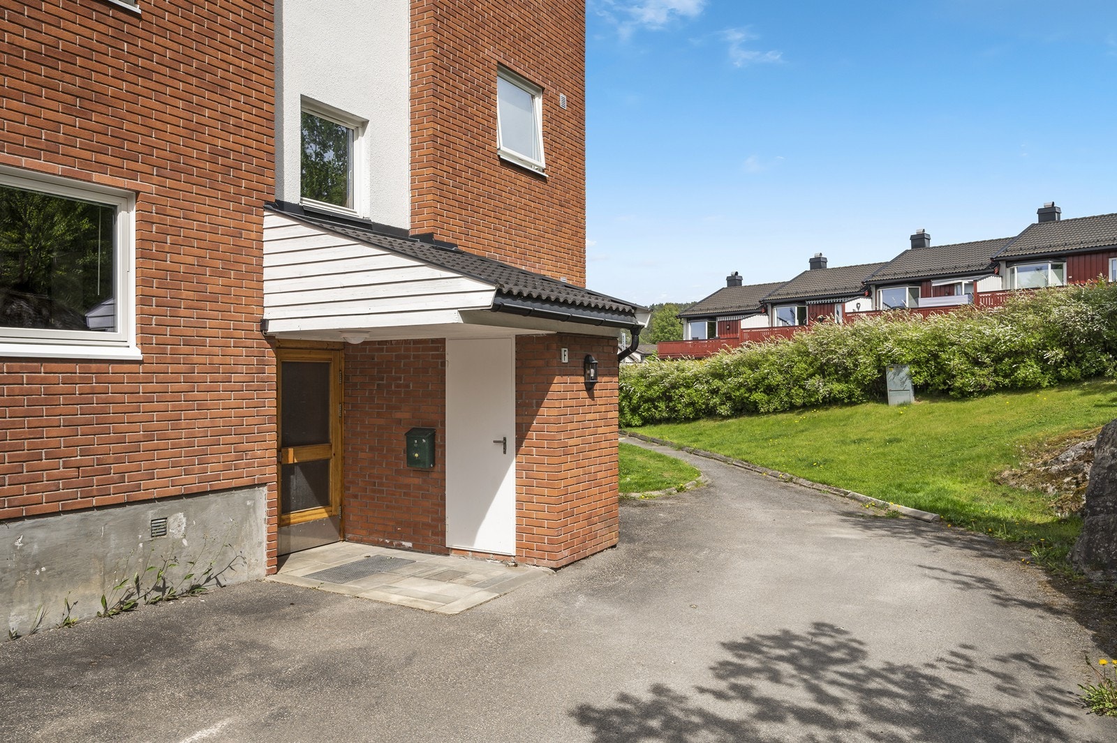 6 leiligheter deler felles inngangsparti. Galleribilde