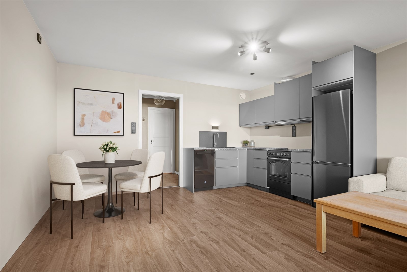 Leiligheten har åpen stue- og kjøkkenløsning med nytt IKEA kjøkken (digital styling) Galleribilde