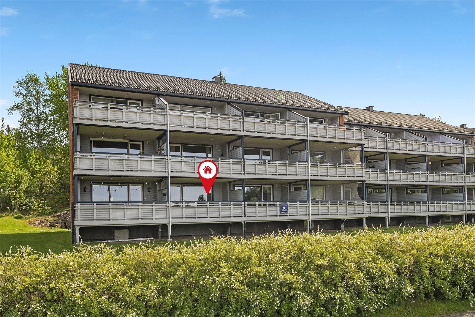 Leiligheten er en del av Snekkerlia borettslag og ligger i 1. etasje med enkel tilkomst fra 1 av 6 oppganger. Galleribilde