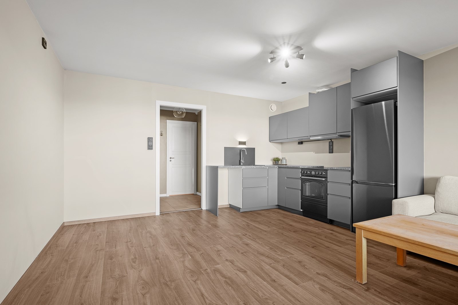 Rommet er pusset opp med nytt laminat gulv og slette vegger. Galleribilde